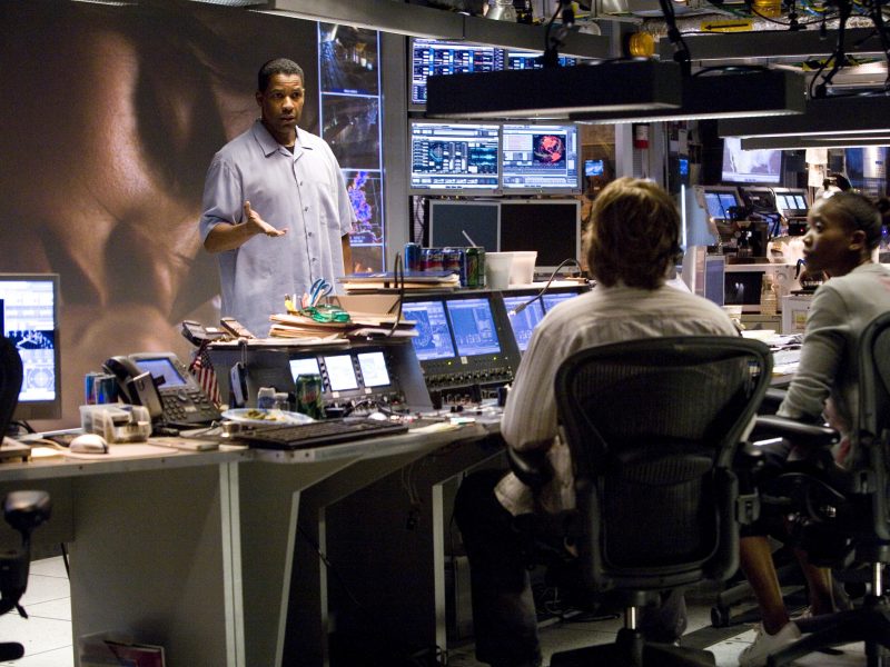 (L-R)  PAULA PATTON (ON MONITOR), DENZEL WASHINGTON, ELDEN HENSON, ERIKA ALEXANDER (BOTH SEATED)  © TOUCHSTONE  PICTURES AND JERRY BRUCKHEIMER, INC., ALL RIGHTS RESERVED